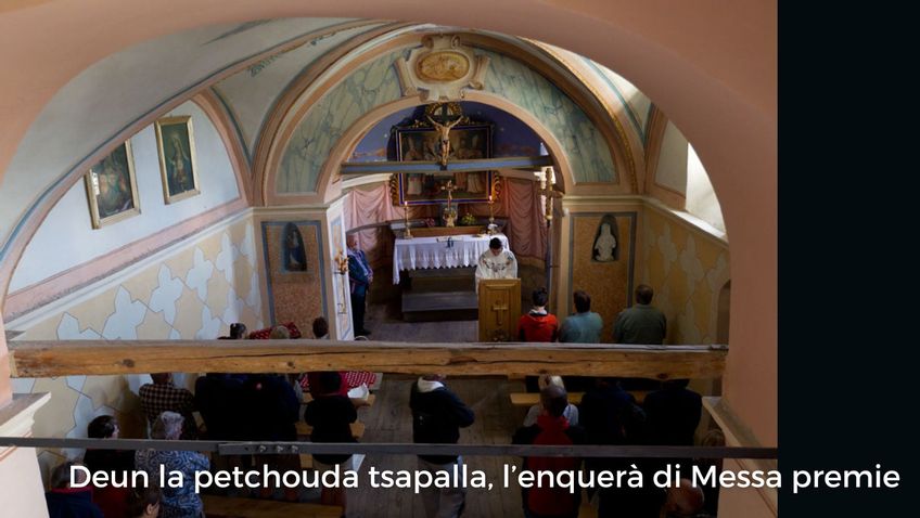 Dans la petite chapelle, le curé célèbre la première Messe du matin  