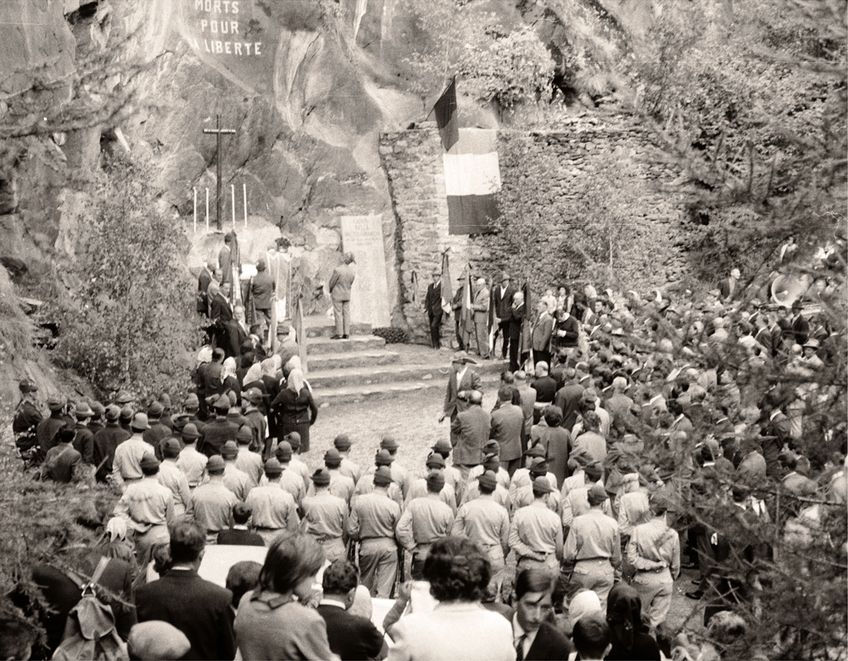 Celebrazione della messa da parte del parroco don Almer Meynet. A sinistra il coro Penne Nere di Aosta, al centro gli alpini.