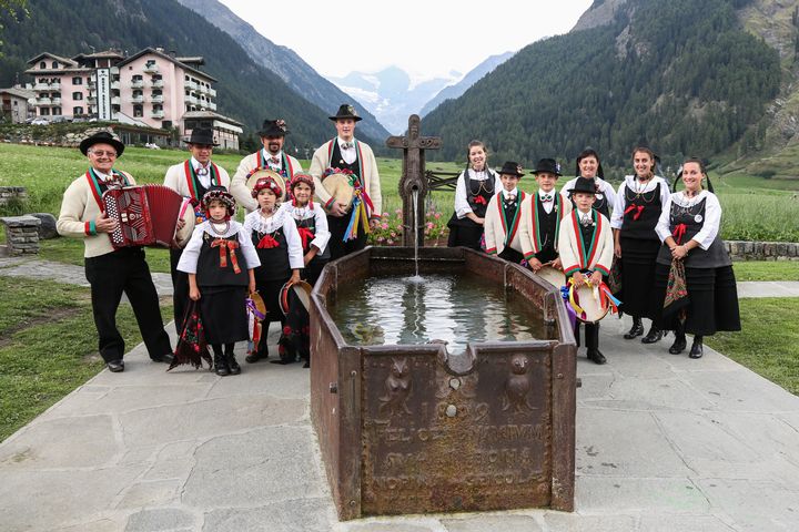 Cogne te me sembie dzenta / Achétaye i pià dou Gren-Paradì / Entouraye de becque pignente / Que se éléivon fiére louèn dou brouì… (prèi de Bibois-Charruaz – La Cognentse ; Foto E. Romanzi)